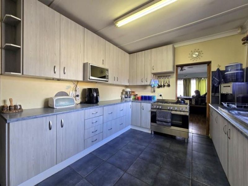 Three Bedroom Home with Flatlet For Sale in General Alberts Park - Photo 6