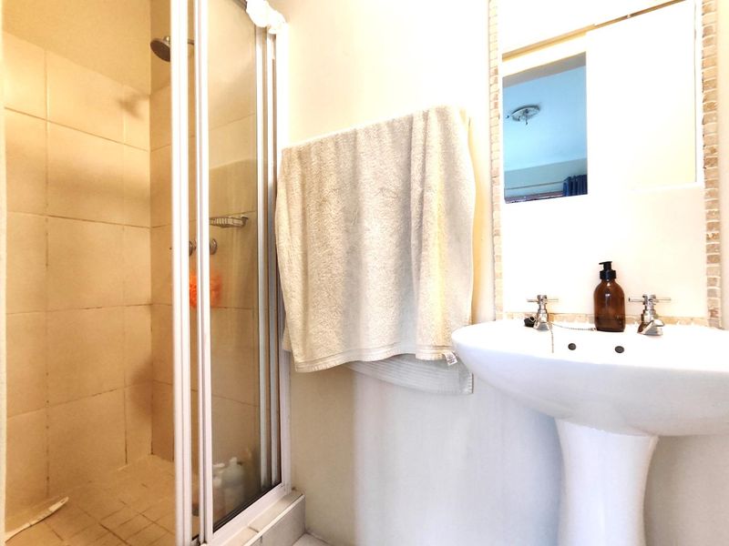 Neat 2 bedroom home in popular security complex - Photo 10