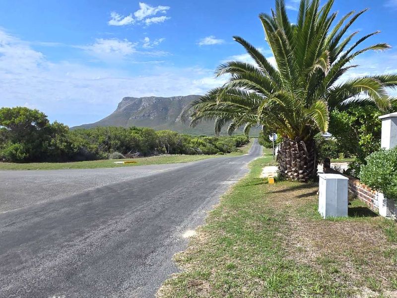 Spacious Entertainer’s Dream Home in Franskraal with Mountain Views and Exceptional Value - Photo 3