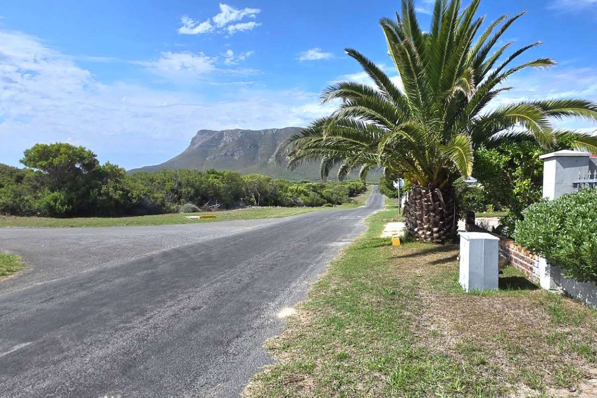 Spacious Entertainer’s Dream Home in Franskraal with Mountain Views and Exceptional Value - Photo 3