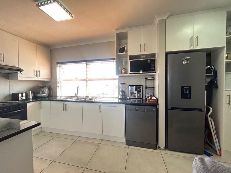 Modern 2-Bedroom Triplex in SOHO, Parklands North - Photo 7