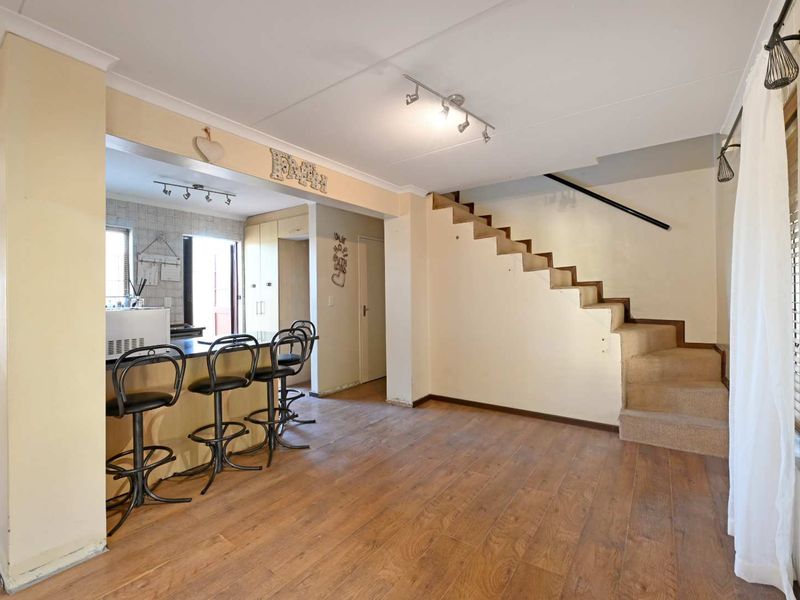Spacious Family Home with Exceptional Indoor-Outdoor Living in Parklands - Photo 6