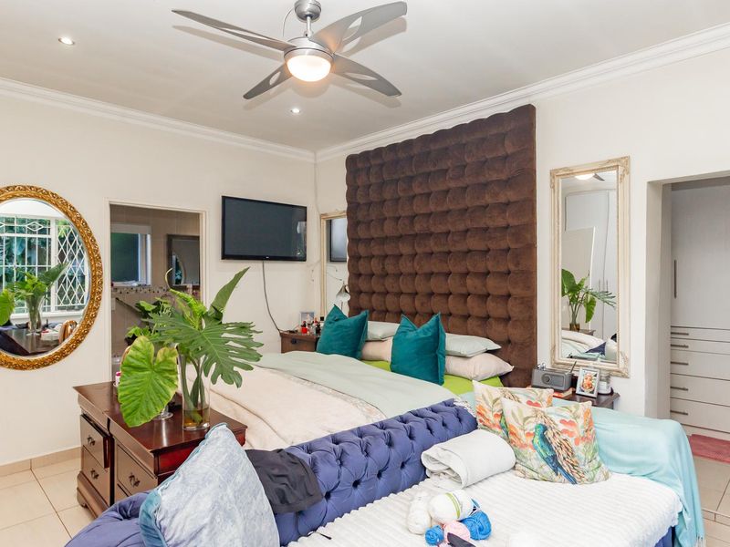 Elegant 3-Bedroom Family  Home WithPrivate Cottage, Pool & Lush Garden Oasis - Photo 10