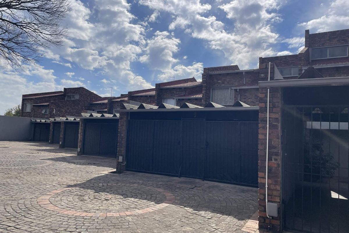 Three Bedroom Duplex to Rent in Crystal Park Mews, Benoni - Photo 2