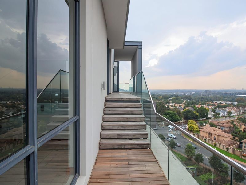 SKY HIGH SOPHISTICATION. Penthouse Living above it all - Photo 2
