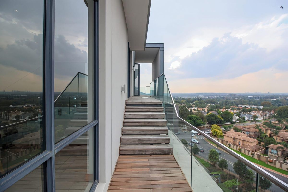 SKY HIGH SOPHISTICATION. Penthouse Living above it all - Photo 2