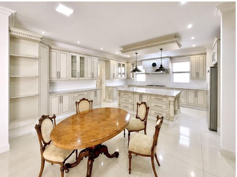 Elegant Family Living in Lombardy Estate – Luxury, Space & Timeless Comfort - Photo 4