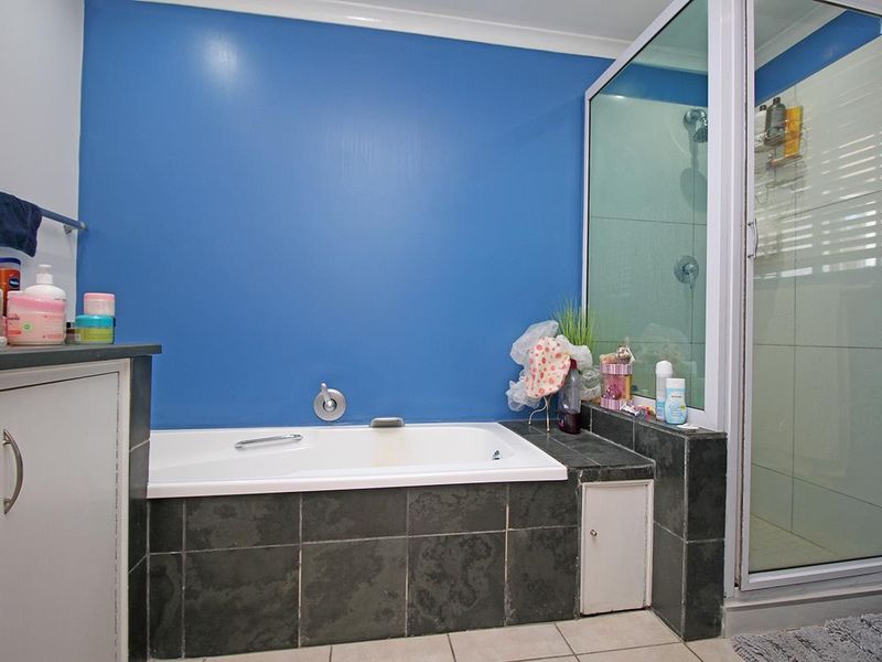 Charming Family Home with Cottage, Pool, and Spacious Garden - Photo 9