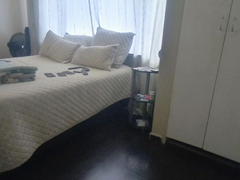 "Silverton Comfort: 2-Bed Apartment with Security & Spacious Living!" - Photo 10