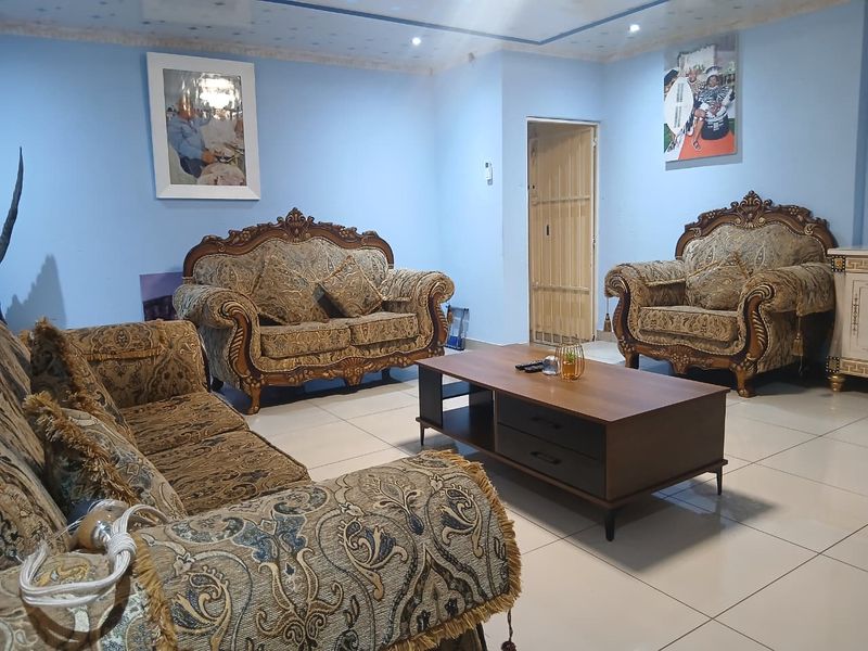 Spacious Elegance: Perfect Family Home or Guest Oasis! - Photo 5