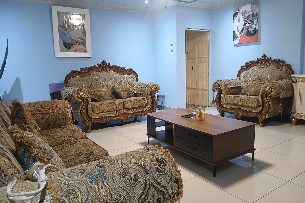 Spacious Elegance: Perfect Family Home or Guest Oasis! - Photo 5