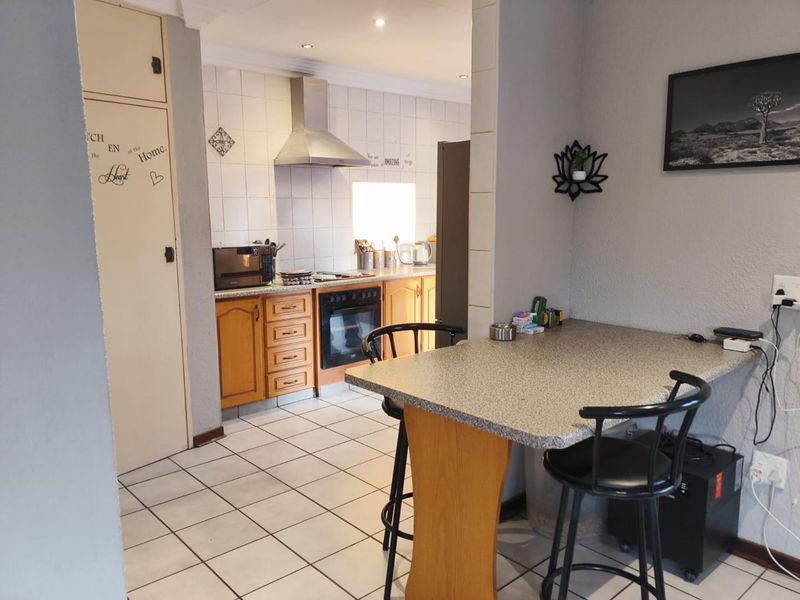 3 bedroom facebrick home in a Great area! - Photo 5