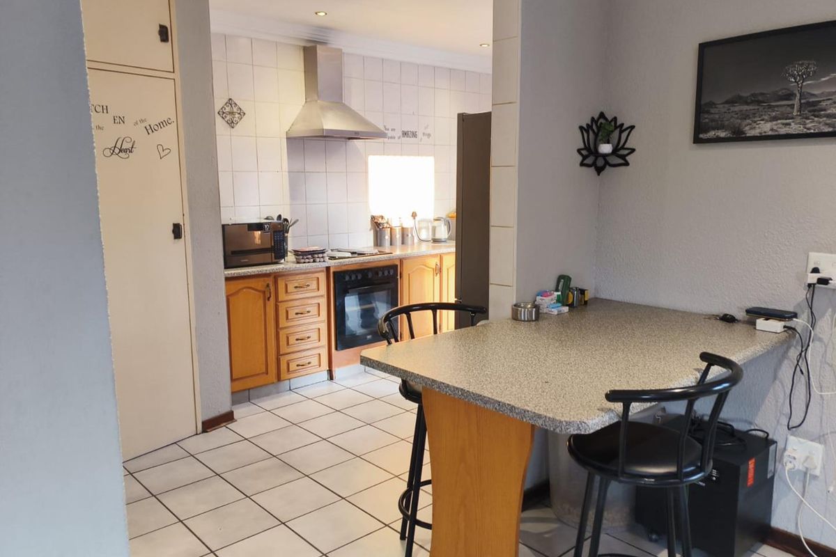 3 bedroom facebrick home in a Great area! - Photo 5