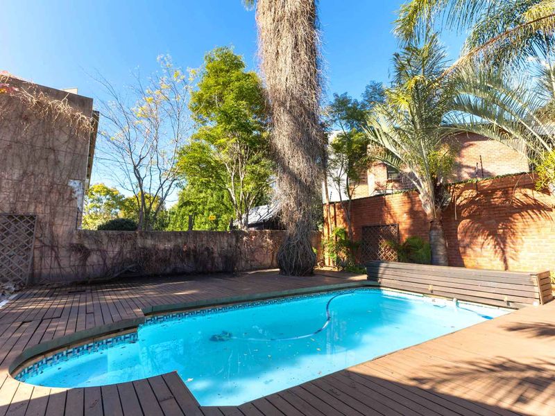 Pool, Garden, Privacy & Flexible Living in Prime Menlo Park - Photo 9