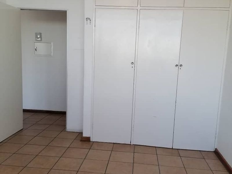 URGENT SALE! 2 BED / 1 BATH FLAT IN CENTRAL WINDHOEK - Photo 5