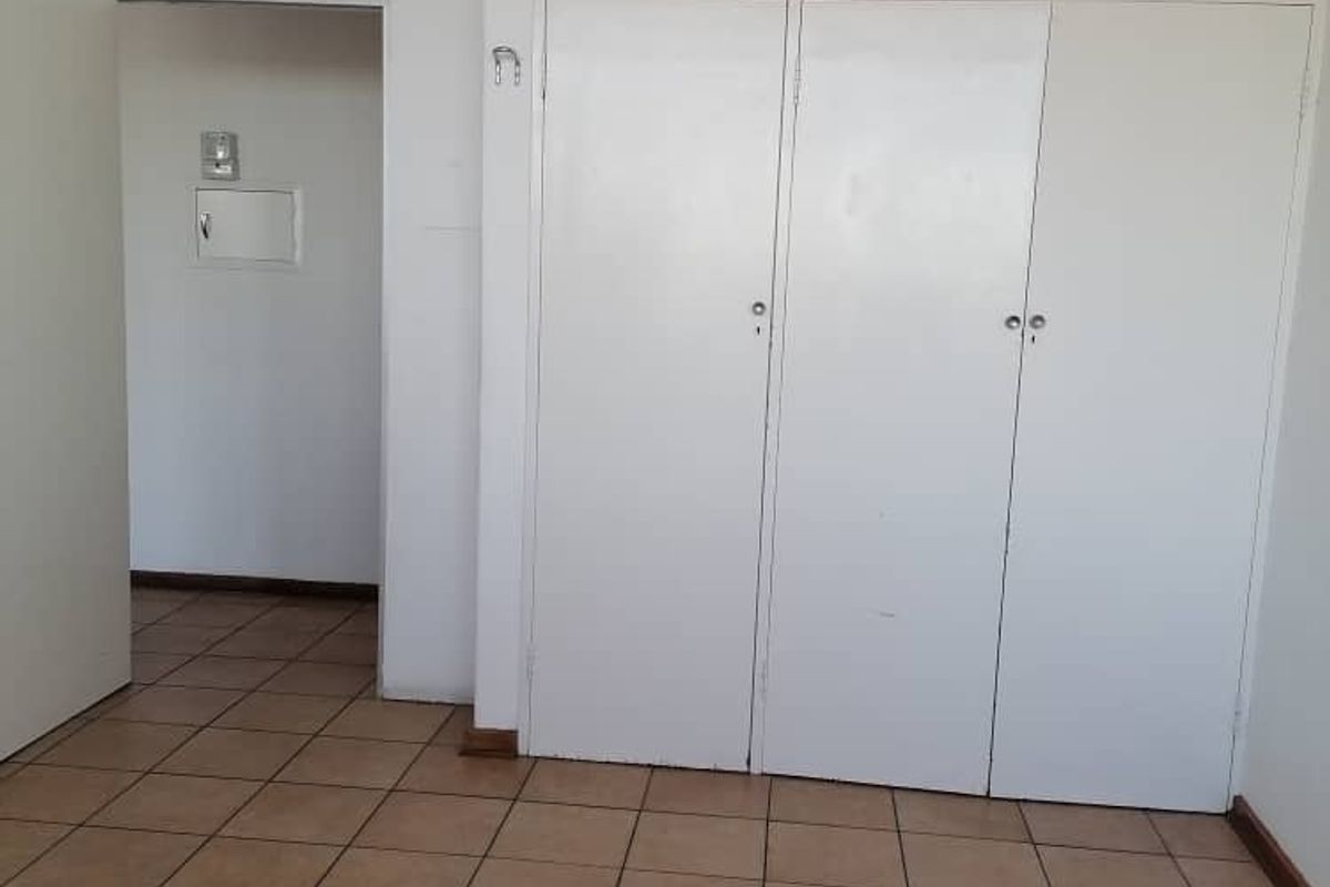 URGENT SALE! 2 BED / 1 BATH FLAT IN CENTRAL WINDHOEK - Photo 5