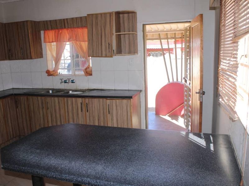Three bedrooms house for sale in Outjo,  Selling Price N$1200000 (cost included), erf size 795 sqm - Photo 5