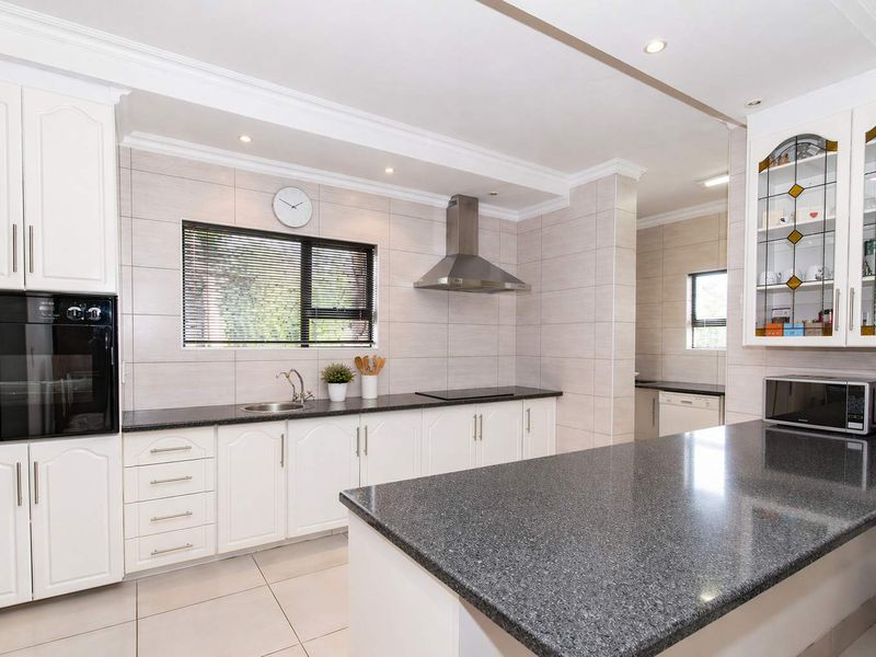 Upmarket secure Duplex Townhouse with Scenic Views & Exceptional Flow - Photo 8