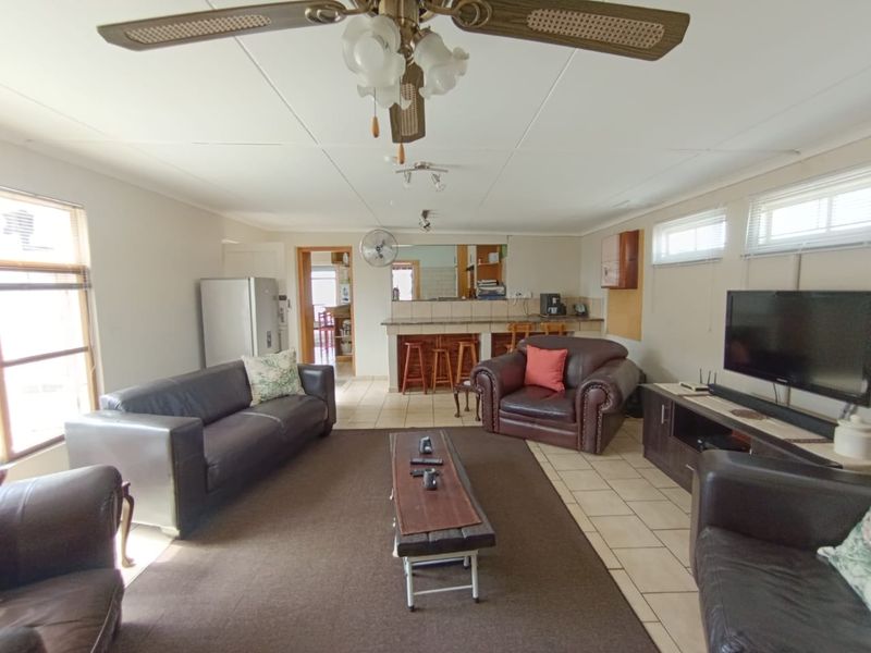 🏡 FOR SALE | CENTRAL, WALVIS BAY 🏡 N$2,835,000 - Photo 2