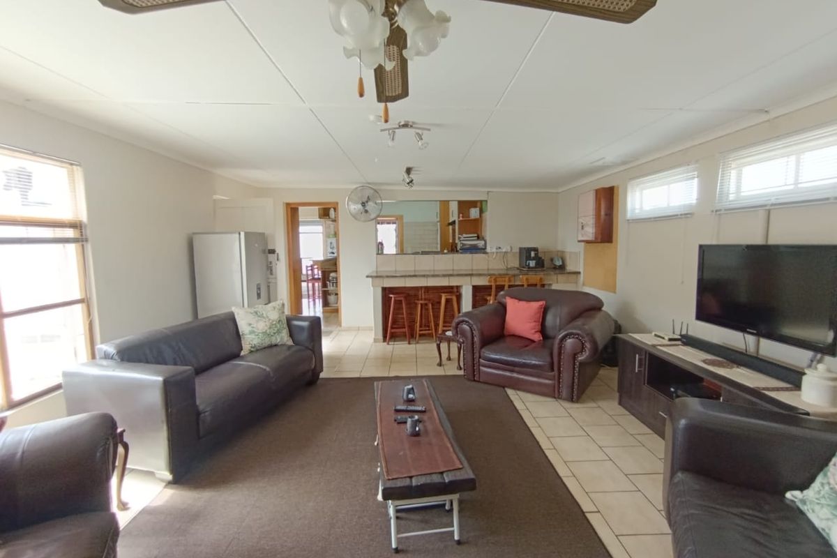 🏡 FOR SALE | CENTRAL, WALVIS BAY 🏡 N$2,835,000 - Photo 2