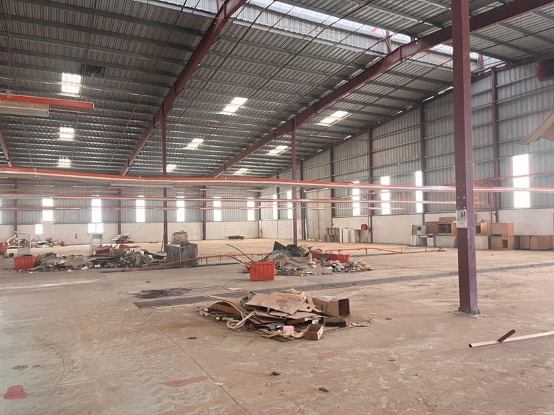 Large Warehouse To Let - Photo 4