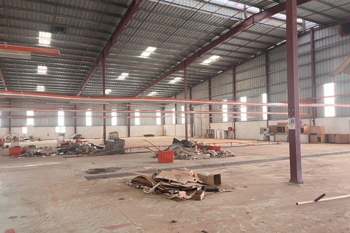 Large Warehouse To Let - Photo 4