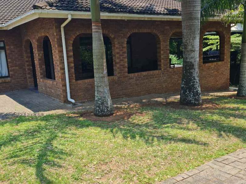 Spacious Family Home with Pool & Garden Oasis in quiet St Lucia 🏡🌳 - Photo 2