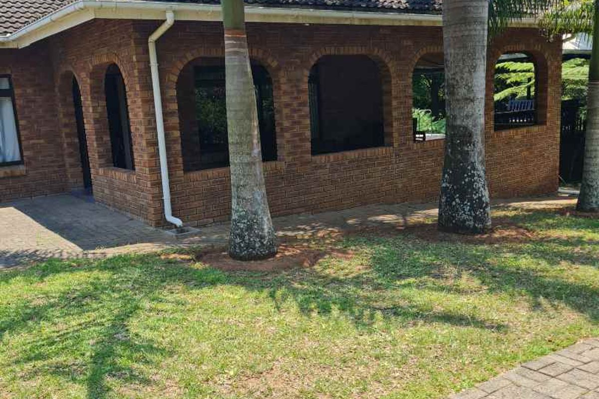 Spacious Family Home with Pool & Garden Oasis in quiet St Lucia 🏡🌳 - Photo 2