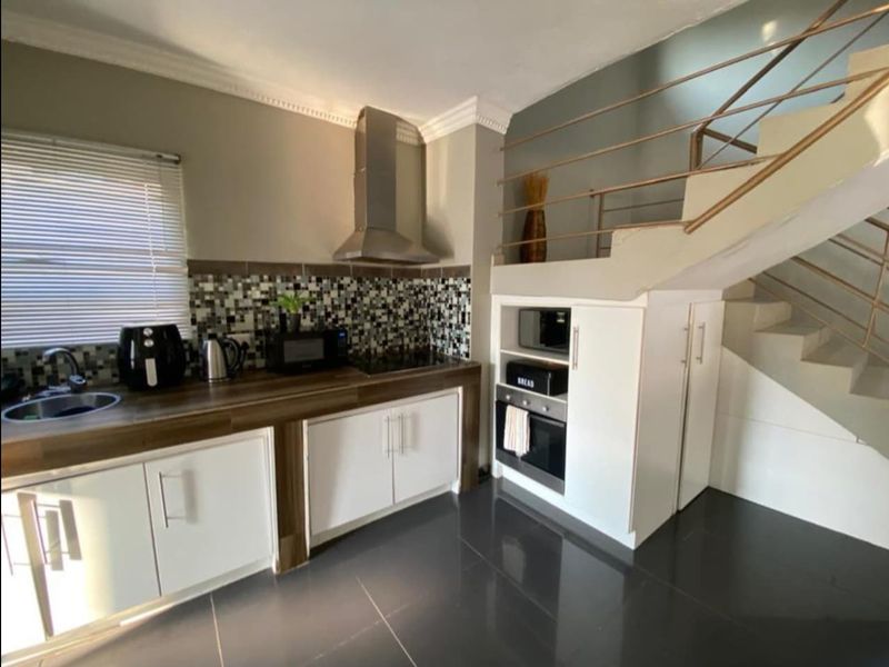 6 Bedroom house for sale in Theresapark ThornBrook Golf Estate - Photo 10