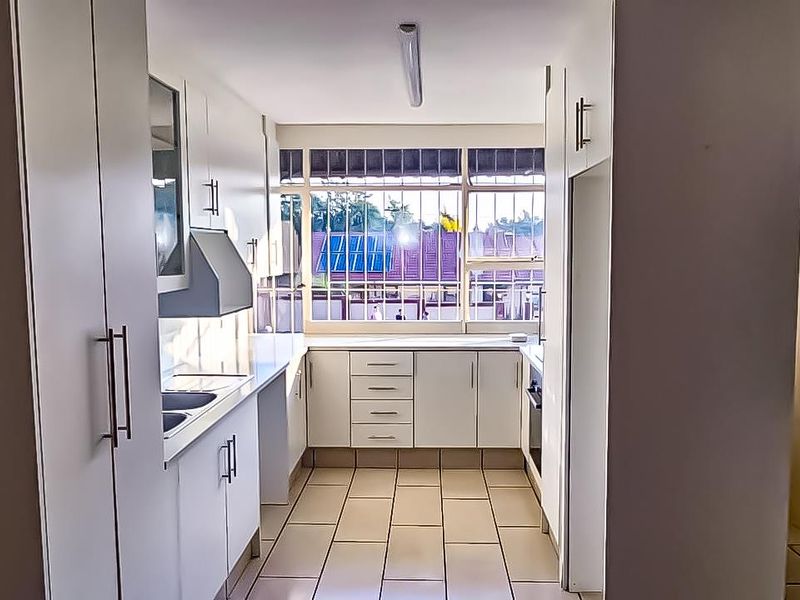Charming 3-Bedroom Apartment in a Prime Location - Photo 3