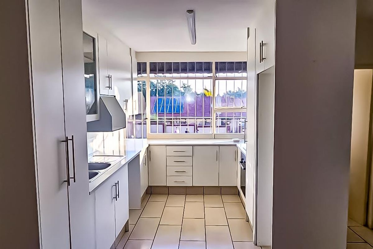 Charming 3-Bedroom Apartment in a Prime Location - Photo 3