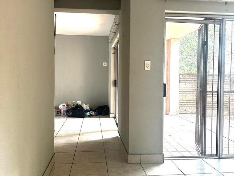 Step into comfort and convenience with this beautifully maintained 3-bedroom flat, perfectly designed for modern living. - Photo 3