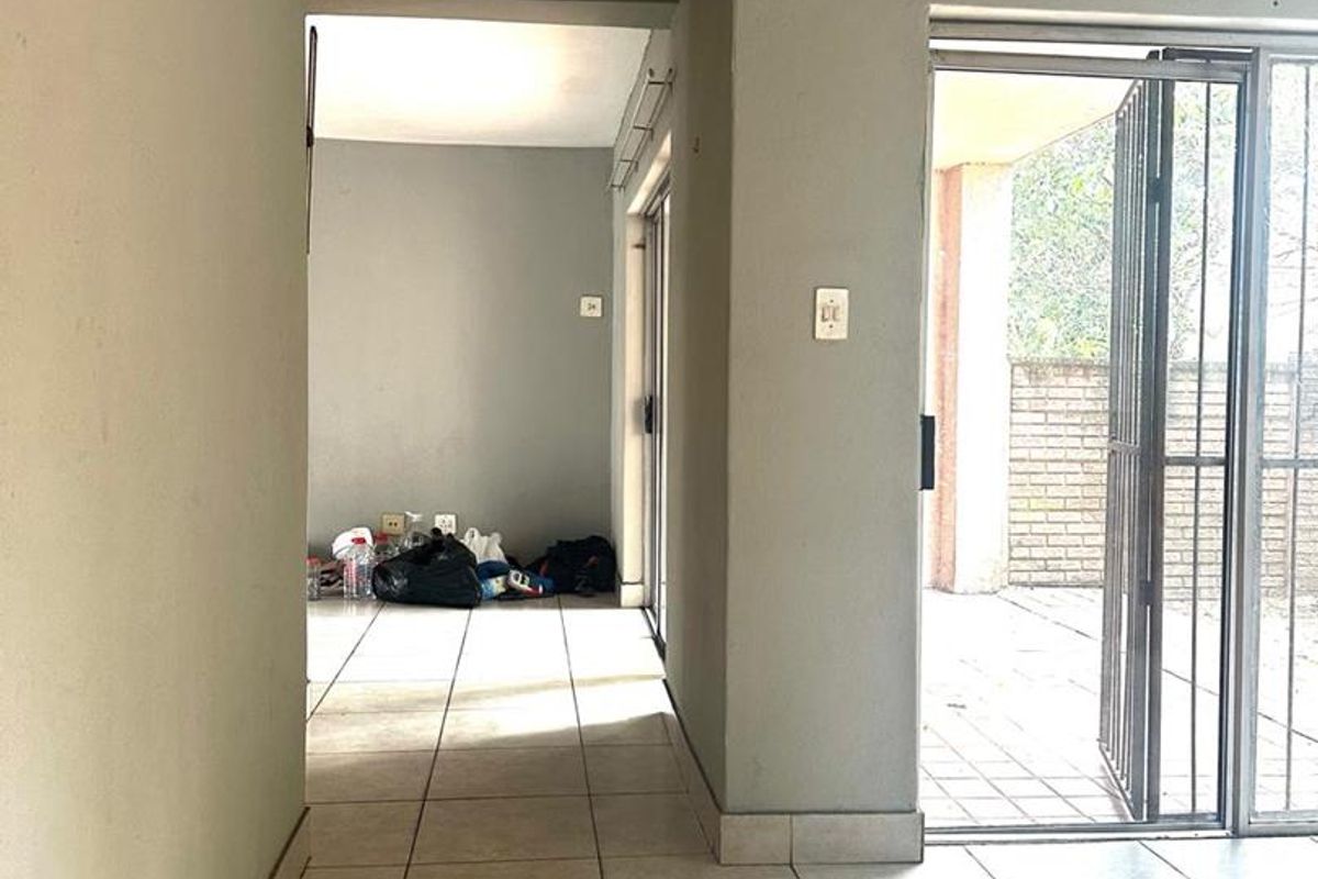 Step into comfort and convenience with this beautifully maintained 3-bedroom flat, perfectly designed for modern living. - Photo 3