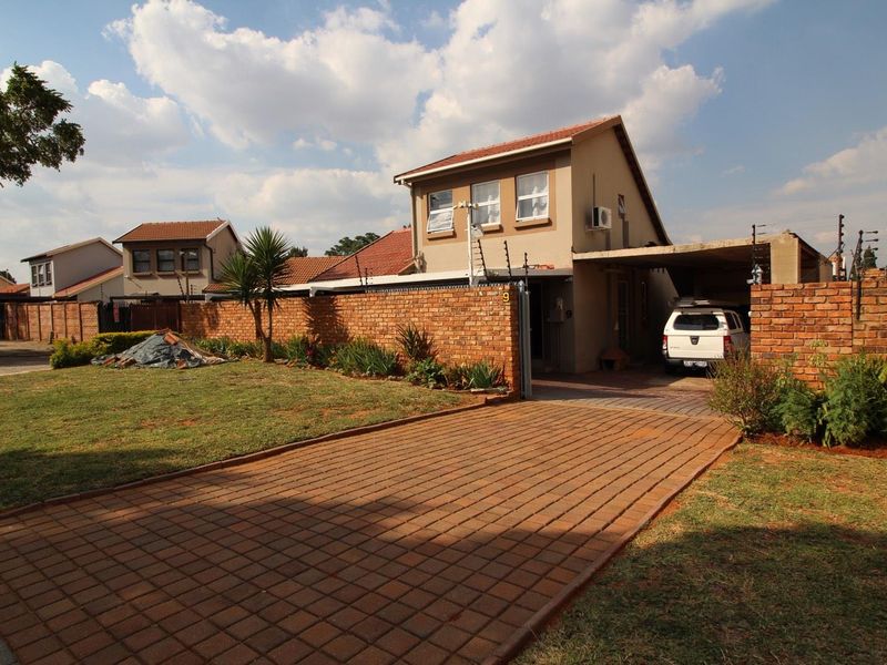 3 bedroom, 3 bathroom - Photo 2