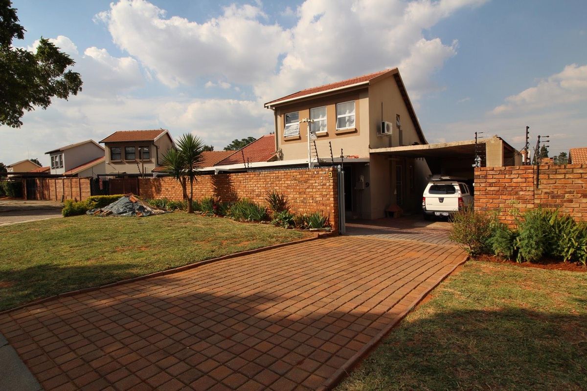 3 bedroom, 3 bathroom - Photo 2