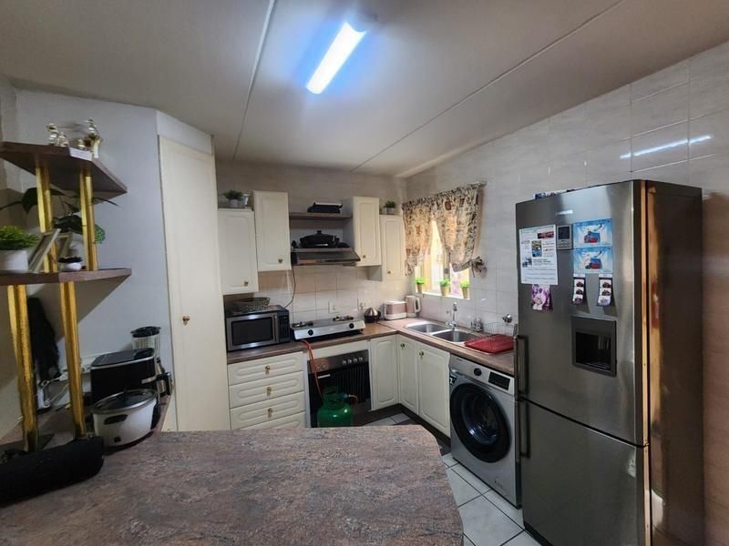 Enjoy effortless downstairs living in this secure, modern sanctuary - Photo 3