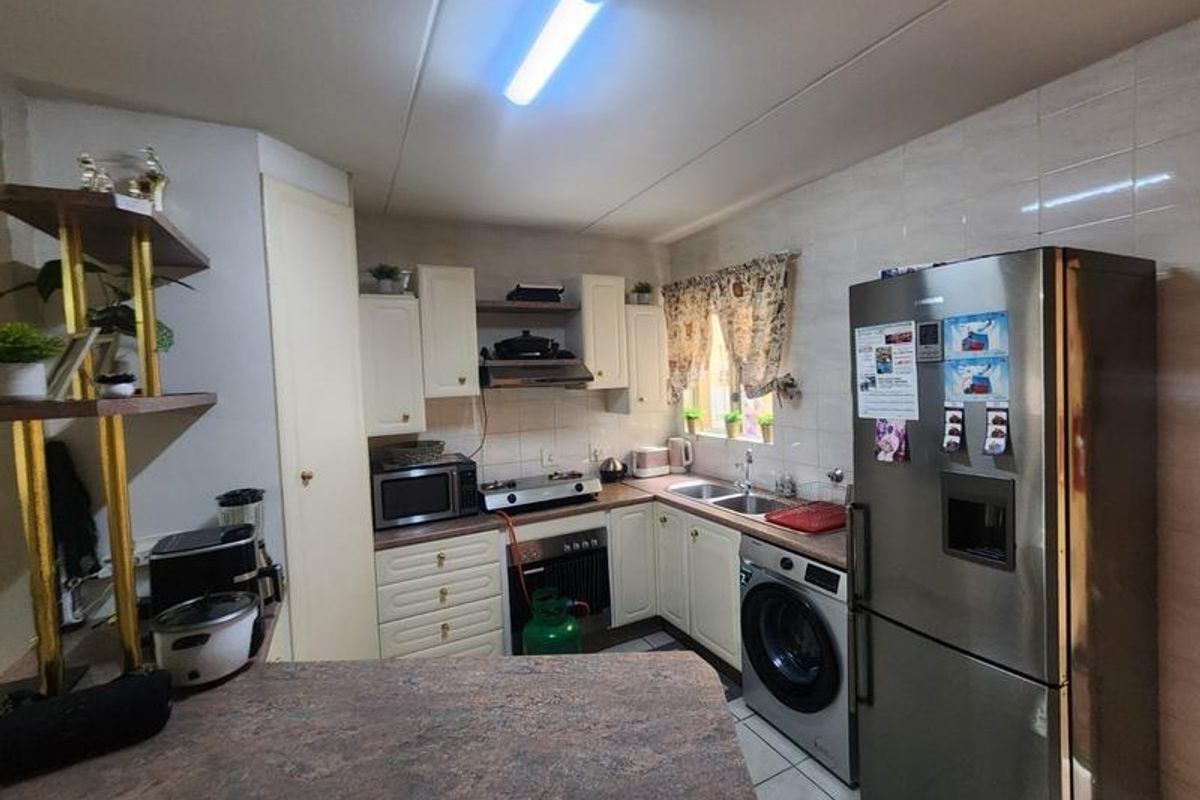 Enjoy effortless downstairs living in this secure, modern sanctuary - Photo 3