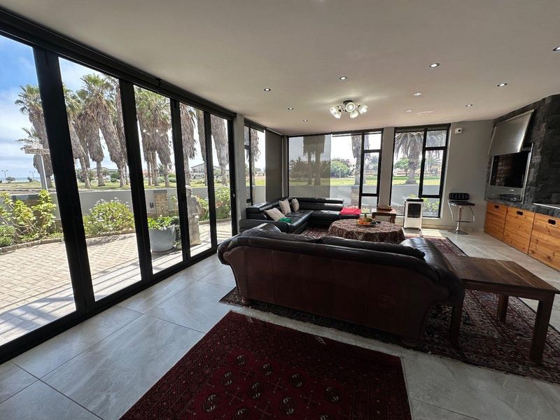 SPACIOUS HOME WITH TWO INCOME GENERATING FLATS FOR SALE,SWAKOPMUND - Photo 9