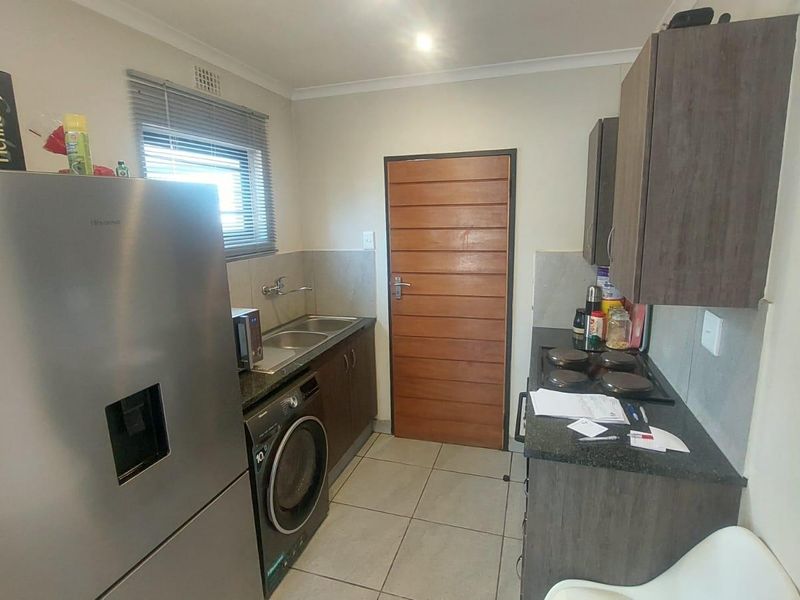 Modern Comfort: 2-Bedroom Home with Open-Plan Design! - Photo 2