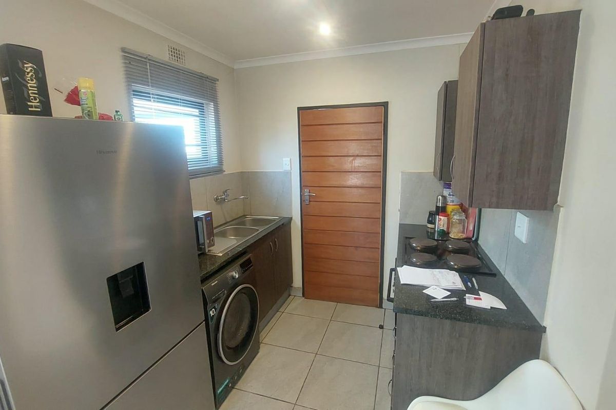 Modern Comfort: 2-Bedroom Home with Open-Plan Design! - Photo 2