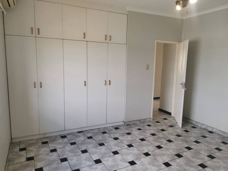 Huge double story town house in Hochland Park - Photo 4