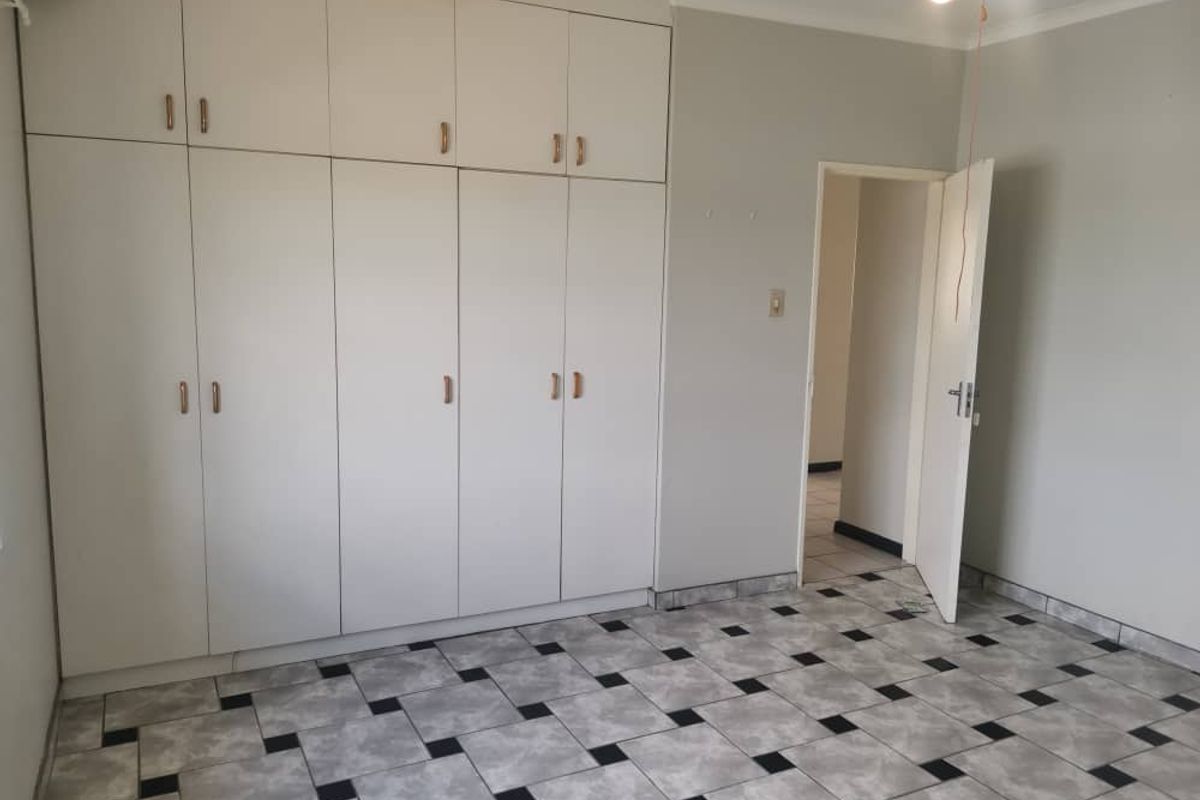 Huge double story town house in Hochland Park - Photo 4