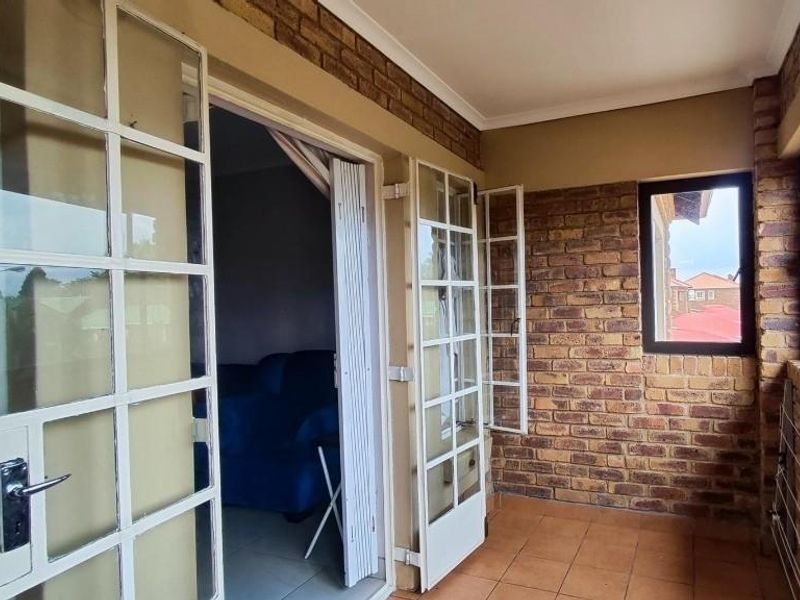 Priced to sell townhouse - Photo 9