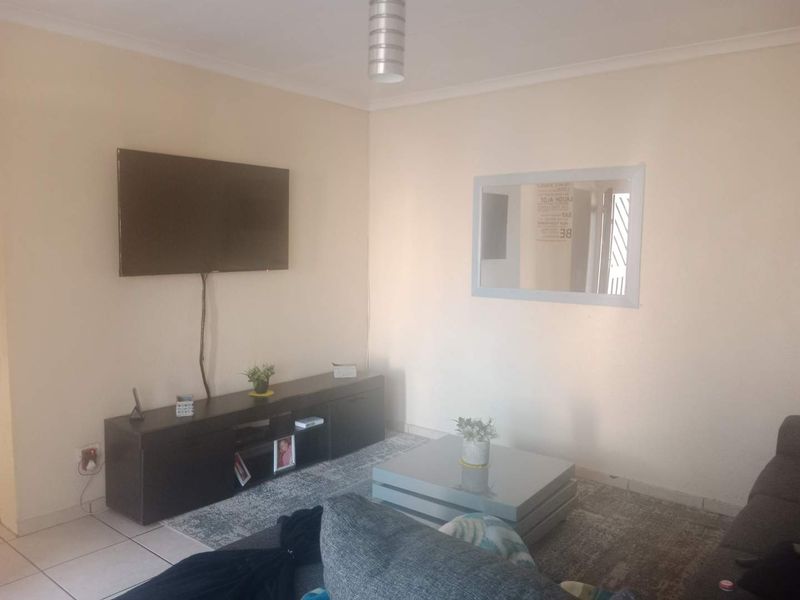 Comfortable 3 Bedroom Simplex To Let - Photo 2