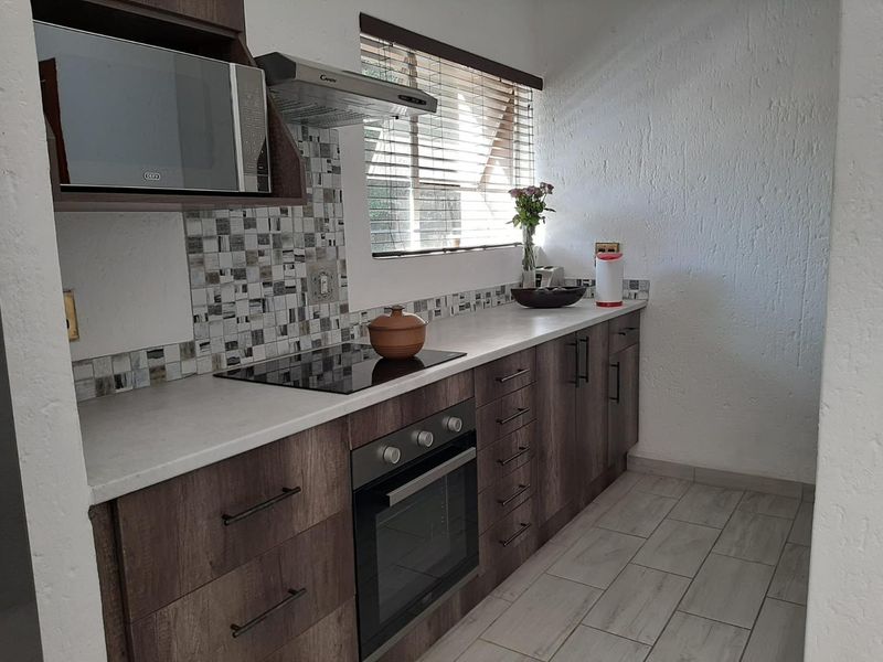 Your Dream 2-Bed Townhouse in Lakefield's Prime Location! - Photo 5