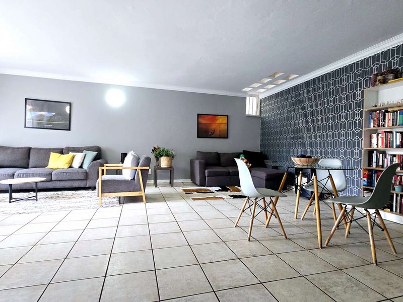 HIDDEN GEM 3 BEDROOM DUPLEX IN WATERKLOOF GLEN - Photo 4