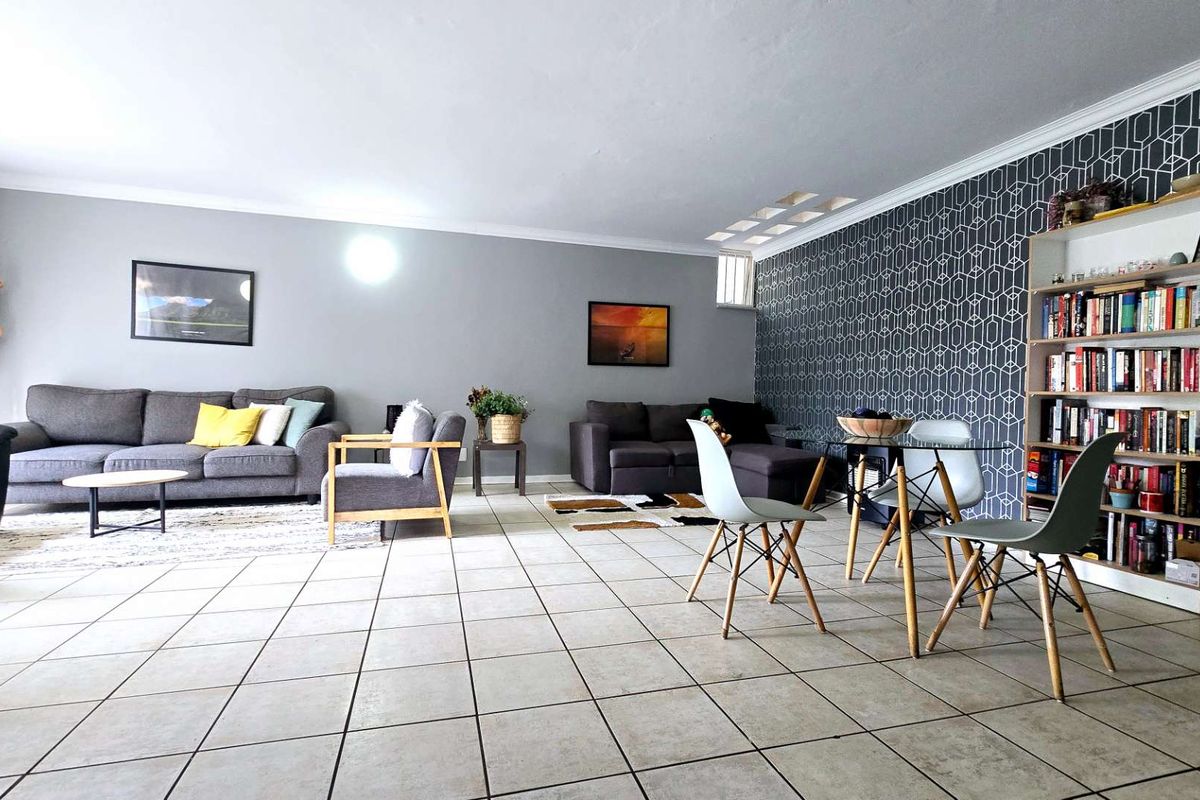 HIDDEN GEM 3 BEDROOM DUPLEX IN WATERKLOOF GLEN - Photo 4