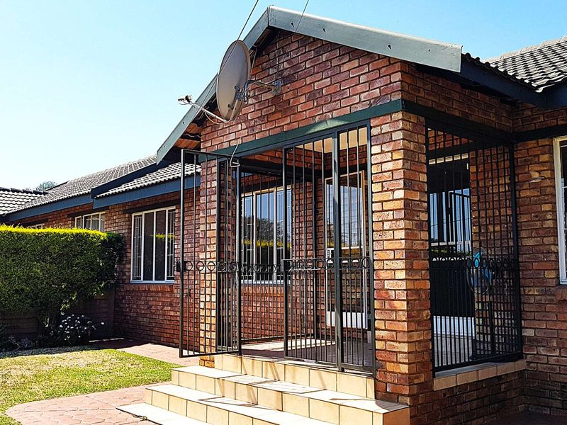 3 Bed Townhouse - Photo 2