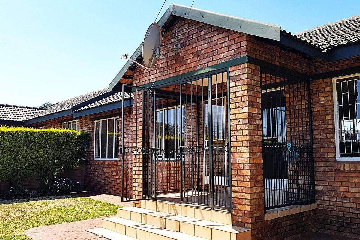 3 Bed Townhouse - Photo 2