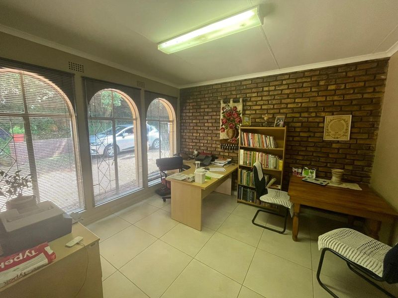 4 Bedroom Prime Investment Opportunity on Sneeuberg Street, Glenvista - Photo 9